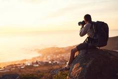 图片完美的年轻的摄影师采取图片前山