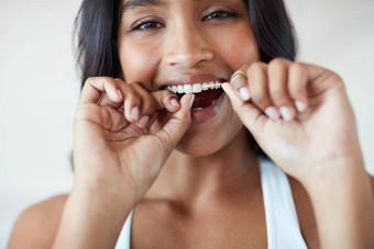 每天健康<strong>牙齿</strong>肖像有吸引力的快乐年轻的女人用牙线清洁<strong>牙齿牙齿</strong>