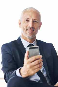 技术帮助肖像成熟的商人发短信手机办公室
