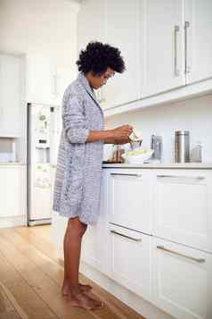 重要的餐一天年轻的女人准备健康的早餐厨房首页
