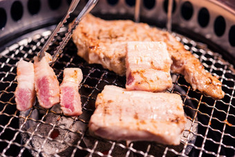 烧烤肉猪肉朝鲜文烧烤传统的风格炉子服务餐厅