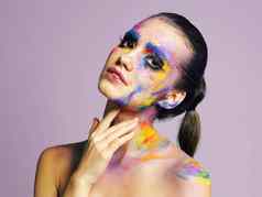 化妆品字符工作室拍摄有吸引力的年轻的女人明亮彩色的化妆紫色的背景