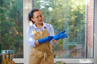 多民族女人花店园丁园艺家米色围裙把橡胶工作手套首页阳台
