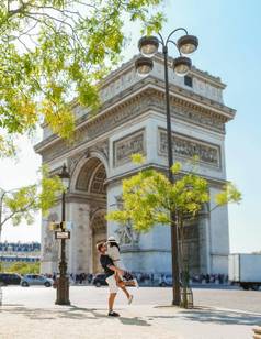 夫妇城市之旅巴黎参观大道的香榭丽舍大街巴黎法国弧凯旋门
