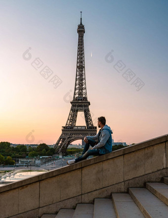 埃菲尔铁塔塔日出巴黎法国巴黎艾弗尔塔夏天一天
