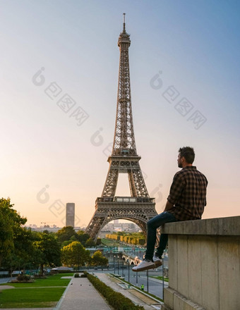 埃菲尔铁塔塔日出巴黎法国巴黎艾弗尔塔夏天一天