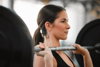活跃的强大的运动年轻的女手臂健身锻炼锻炼<strong>培训内部</strong>重量提升适合女人锻炼健身房体育运动工作室健康俱乐部在室内