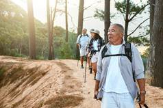 徒步旅行冒险寻求亚洲男人。住活跃的健康的适合《暮光之城》年游客朋友旅行娱乐锻炼探索自然健康度假撤退