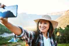 徒步旅行旅游女人采取自拍照片视频调用社会媒体探索旅行观光自然在户外快乐活跃的免费的女享受风景优美的新鲜的徒步旅行
