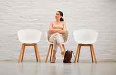 就业招聘招聘年轻的业务女人坐着椅子等待面试人类资源女名单候选人没耐心的紧张会议
