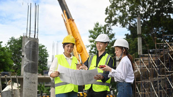 架构师民事工程师安全头盔讨论规划发展细节工业建筑建设网站