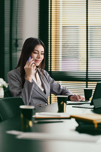 成功的女商人移动PC会说话的移动电话业务合作伙伴