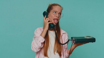 疯狂的少年女孩孩子孩子会说话的《连线》杂志古董电话愚弄使愚蠢的脸