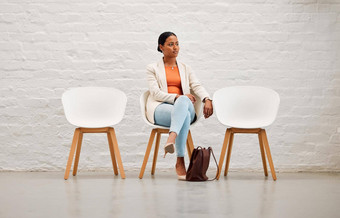 就业<strong>招聘招聘</strong>年轻的女人坐着椅子等待面试有<strong>创意</strong>的办公室女名单候选人准备好了会议任命