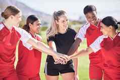 女足球团队加入手挤作一团团结支持信任匹配竞争快乐集团队女人的足球球员场站圆