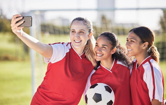 自拍足球体育团队微笑感觉快乐摆姿势社会媒体图片多样化的年轻的女孩站足球场朋友队友享受匹配