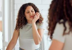 牙痛口服疼痛牙科灵敏度女人刷牙牙齿早....非洲美国女痛苦痛苦的伤害炎症口浴室