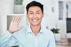 快乐业务男人。问候挥舞着手手势微笑友好的办公室肖像亚洲企业家证明