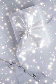 奢侈品假期礼物白色丝绸弓丝带大理石背景圣诞节时间惊喜