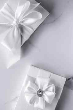 奢侈品婚礼礼物丝绸弓丝带大理石背景