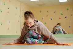 年轻的女人瑜伽健身房工作室