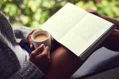 卡住了最喜欢的书无法辨认的年轻的女人阅读书享受杯咖啡首页