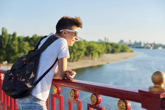 户外肖像英俊的少年男孩年复制空间