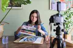艺术家女孩绘画水彩画使视频通道博客