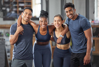 健身锻炼多样化的问责制集团站快乐培训健身房肖像朋友享受会员健康健康设施