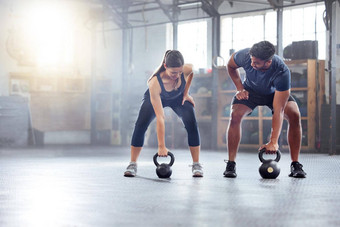 健身夫妇壶铃锻炼锻炼warmup培训健身房适合体育人女人男人。强大的控制锻炼设备构建肌肉前臂强度