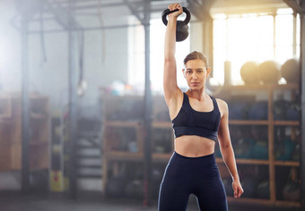 强大的强大的女人壶铃重量电梯锻炼锻炼培训健康健身房体育人持有锻炼健身设备肌肉强度健康肖像