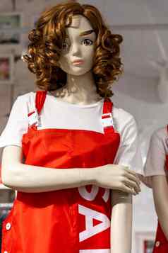 人体模型女孩卖方围裙红色的头发服装商店