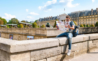 年轻的但旅游地图手城市巴黎法国