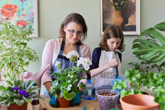 妈妈。女儿孩子<strong>植物盆栽</strong>植物<strong>花</strong>