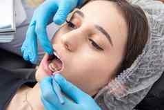 牙医检查病人牙齿牙科镜子牙科检查概念