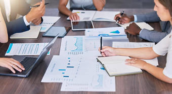 销售预算金融业务人经理会计师会议规划分析讨论纸工作图表图数据会计公司工作商务分析