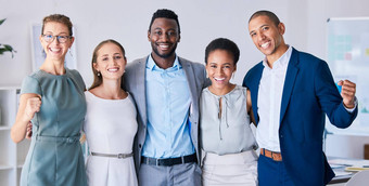 多元文化的微笑庆祝成功启动集团现代办公室有吸引力的多样化的年轻的快乐团队工作场所准备好了工作支持未来金融项目