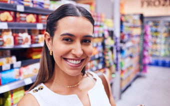购物食品杂货消费主义年轻的女人杂货店商店零售商店超市过道特写镜头肖像女站包装货架上耗材背景