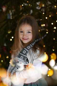 女孩拥抱雪人玩具圣诞节树