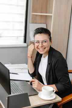年轻的女商人员工经理电脑客户员工微笑混合动力工作空办公室
