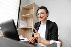 女孩办公室运行在线会议工作办公室混合动力工作系统