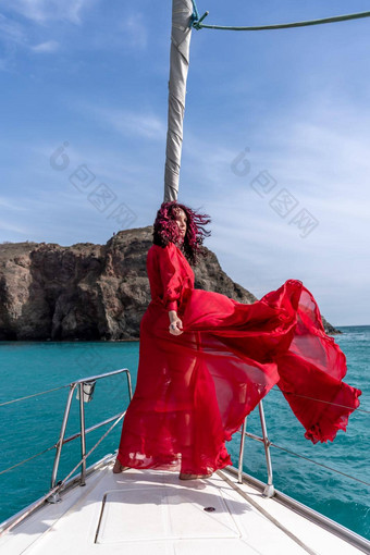 有吸引力的中年女人红色的衣服游艇<strong>夏天</strong>一天奢侈品<strong>夏天</strong>冒险<strong>户外</strong>活动