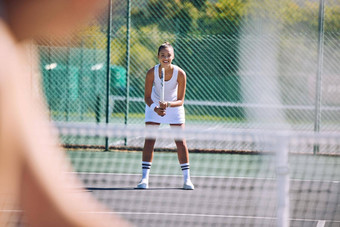 女网球球员球拍设备齿轮准备匹配户外体育运动活动对手观点年轻的运动女运动员站准备好了有竞争力的运动服装
