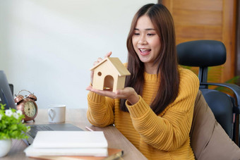 女人显示快乐使<strong>成功</strong>的<strong>购买</strong>房子银行