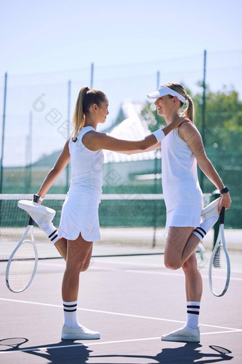 运动网球球员伸展运动玩游戏运动朋友成键网球法院适合专业运动员成键气候变暖享受友谊竞争