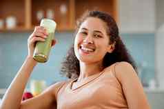 绿色奶昔喝健康的汁重量损失排毒早餐饮食首页生活房间肖像微笑快乐女人喝水果素食者饮料维生素营养