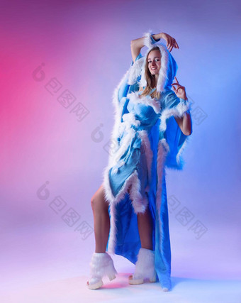 女人蓝色的雪<strong>少女服装</strong>提出了光霓虹灯背景