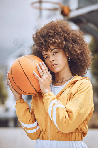 <strong>篮球</strong>法院体育女人球员动机愿景健康目标<strong>培训</strong>锻炼锻炼健身肖像非洲式发型黑色的女人竞争运动员球游戏
