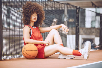 放松的态度很酷的女<strong>篮球</strong>球员放松在户外法院肖像时尚的时尚黑色的女人运动员坐着地板上球<strong>培训</strong>