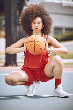 篮球培训体育运动球员球准备好了开始锻炼锻炼游戏肖像黑色的女人运动员体育动机健身焦点在户外法院美